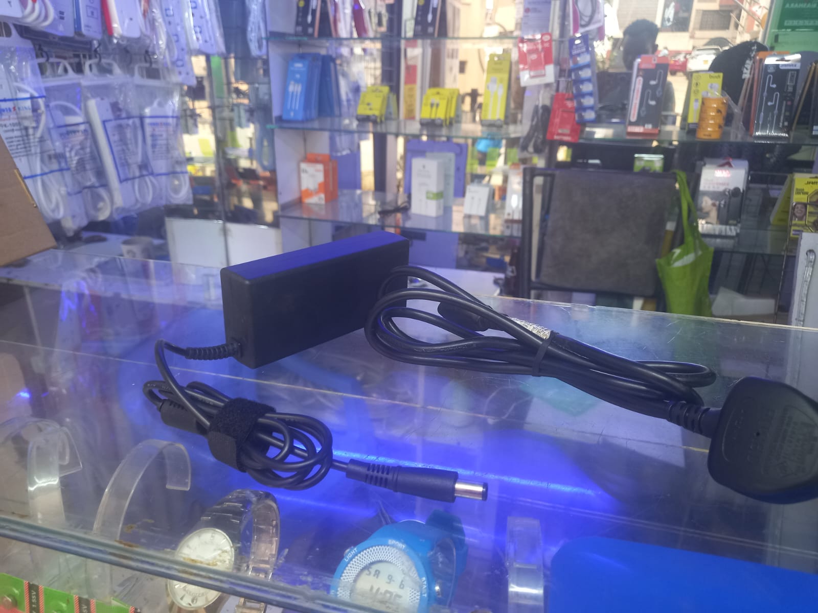HP Big Pin Laptop charger - View 2