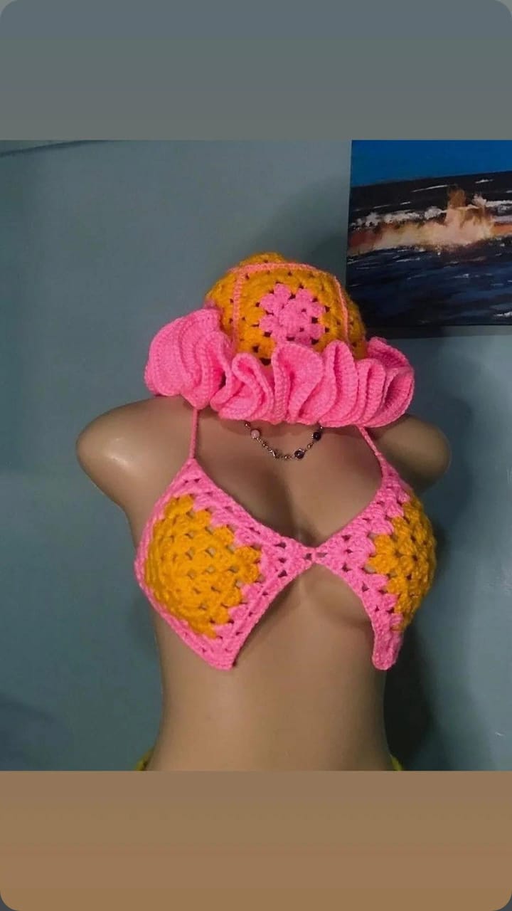 Top + Ruffle hat